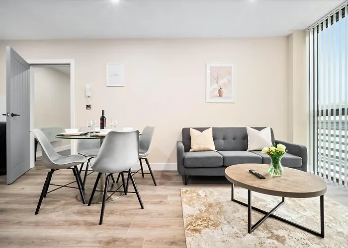 New Luxury Two Bedroom Apartment - City Centre - Netflix - Wifi - Top Rated - Jq 8Ah