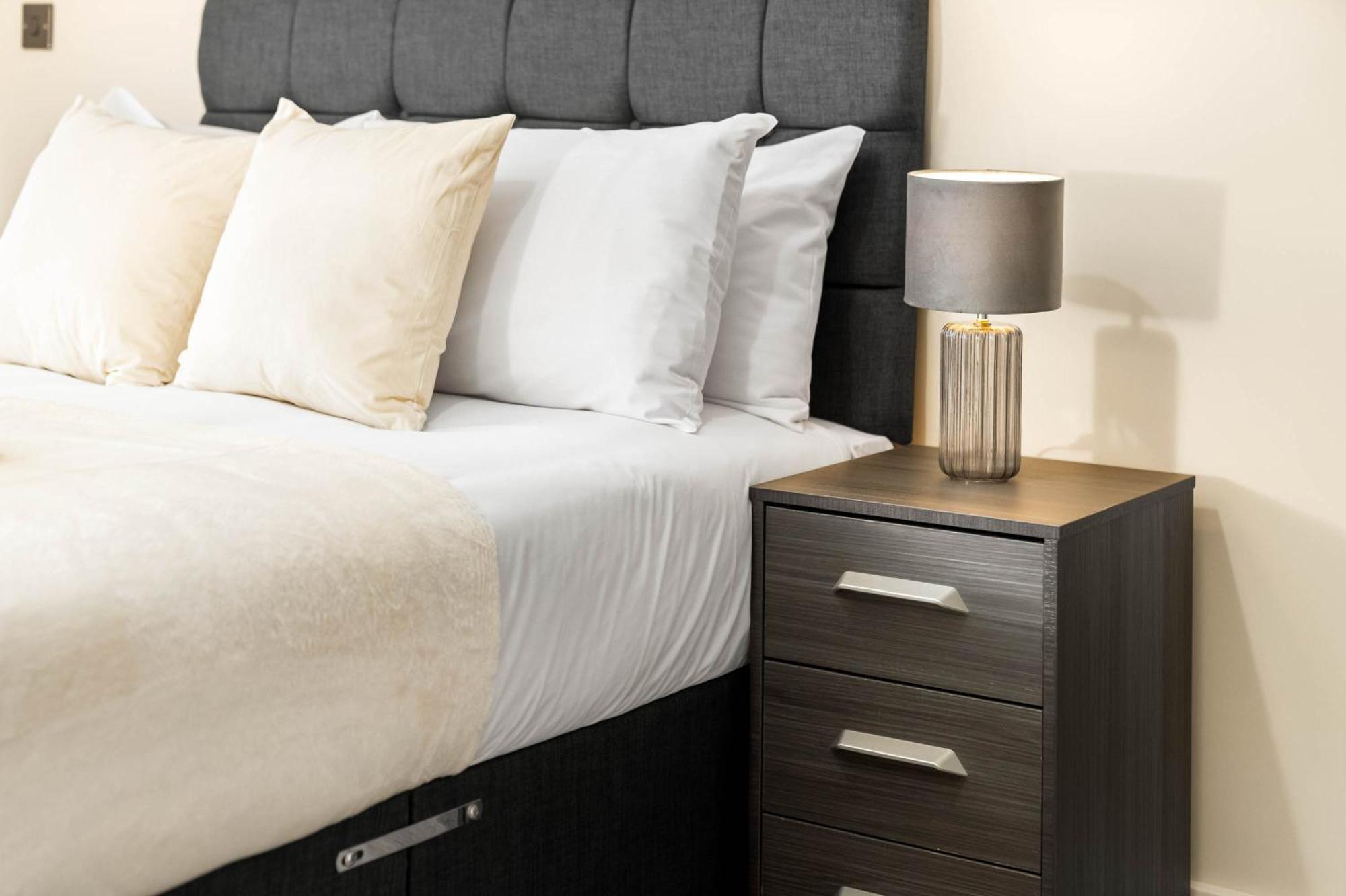 New Luxury Two Bedroom - Centre - Netflix - Wifi - Rated - Jq 8ah Apartamento