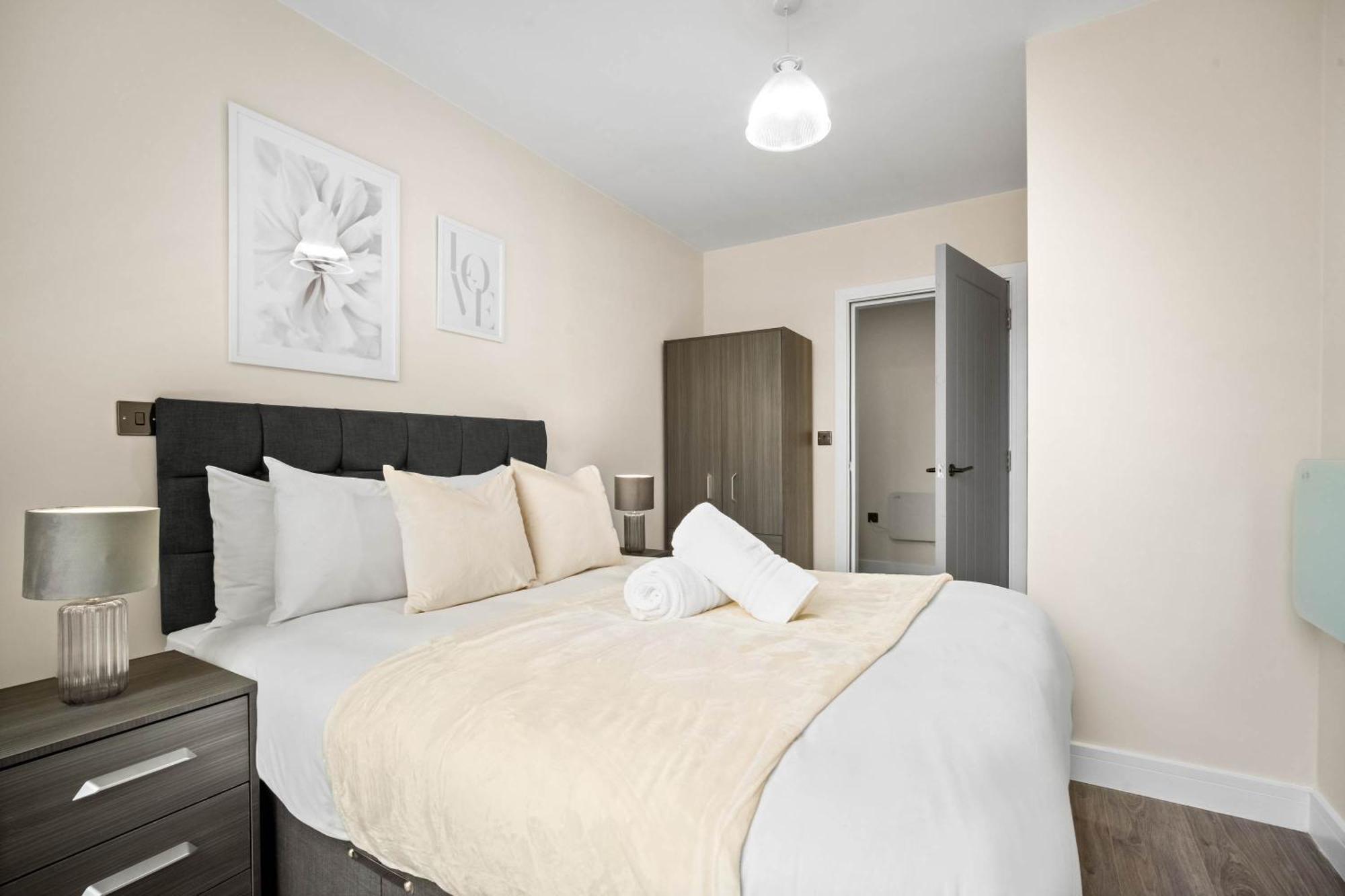 New Luxury Two Bedroom - Centre - Netflix - Wifi - Rated - Jq 8ah Apartamento
