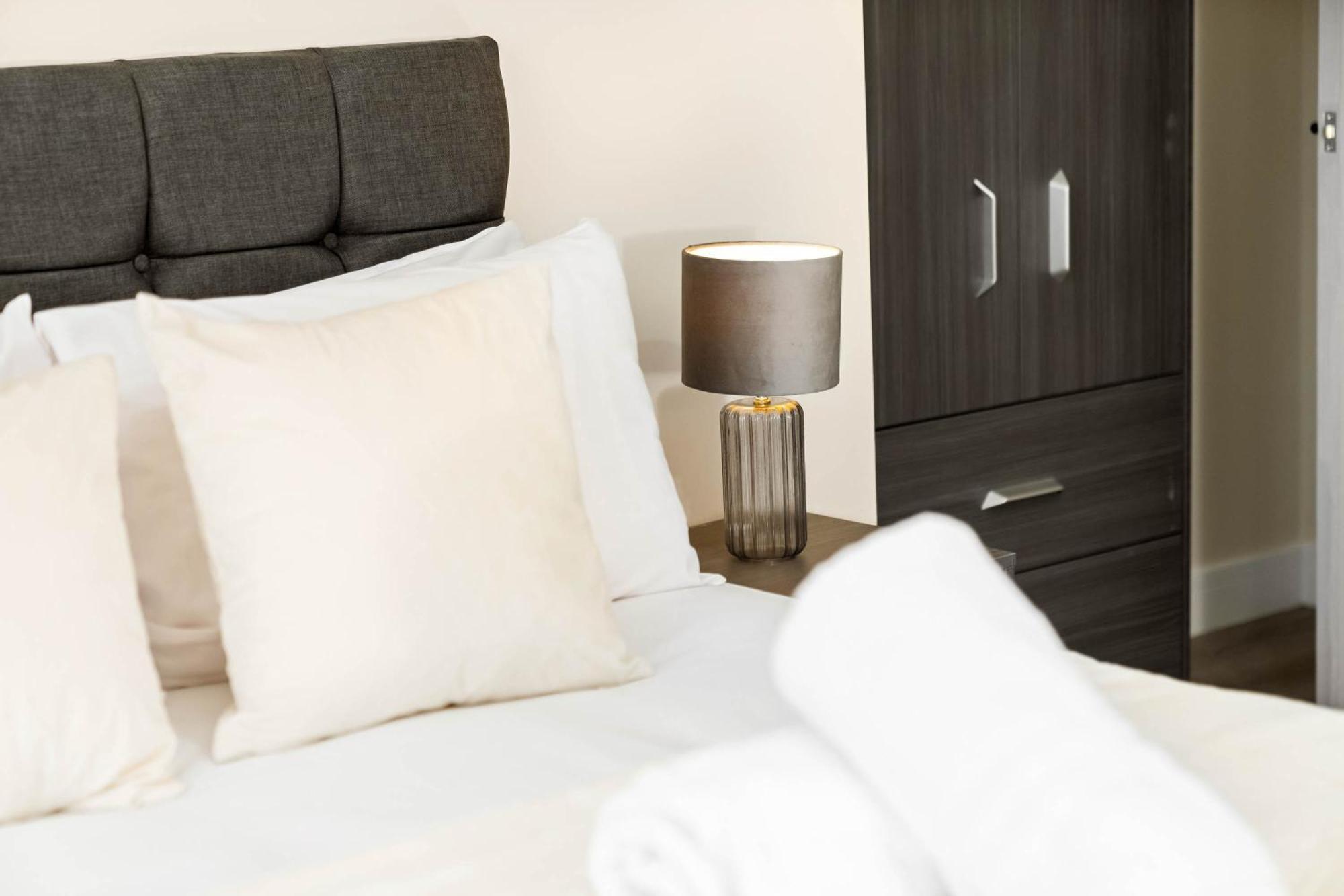 New Luxury Two Bedroom - Centre - Netflix - Wifi - Rated - Jq 8ah Apartamento